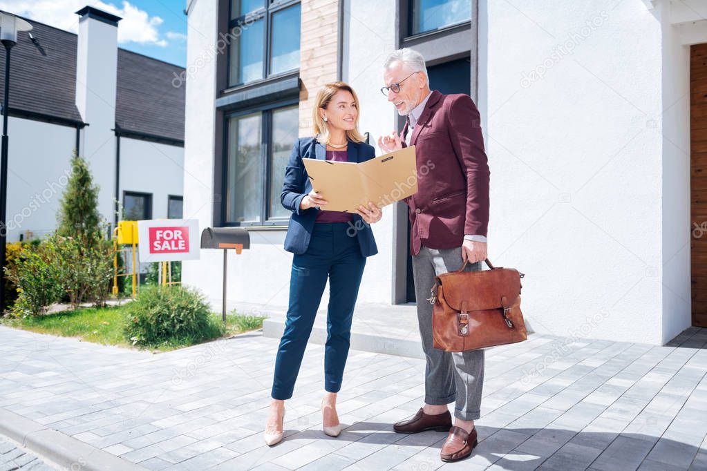 Agente immobiliare esperto che stringe la mano a un cliente