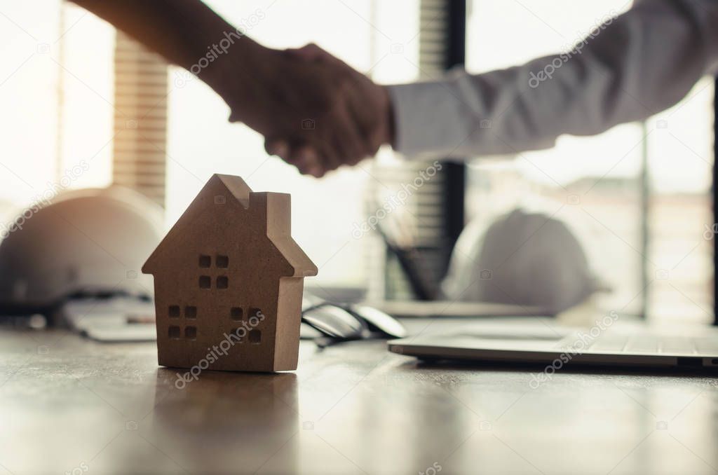 Consegna chiavi per appartamento venduto