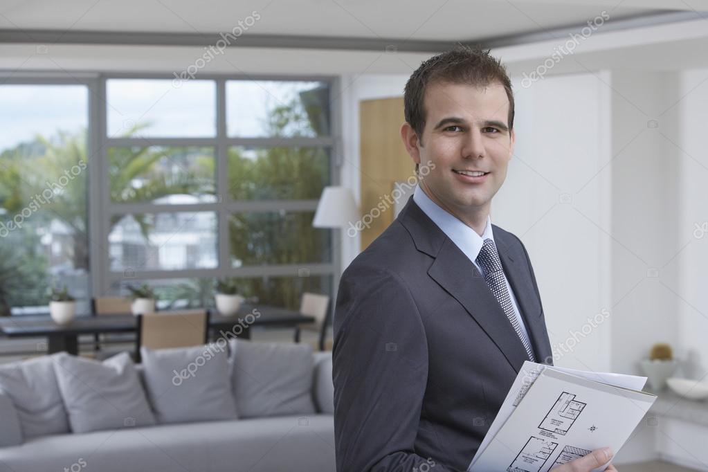 Fotografo che scatta in un appartamento luminoso