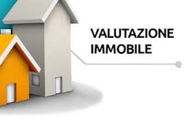 Agente immobiliare mentre valuta un immobile